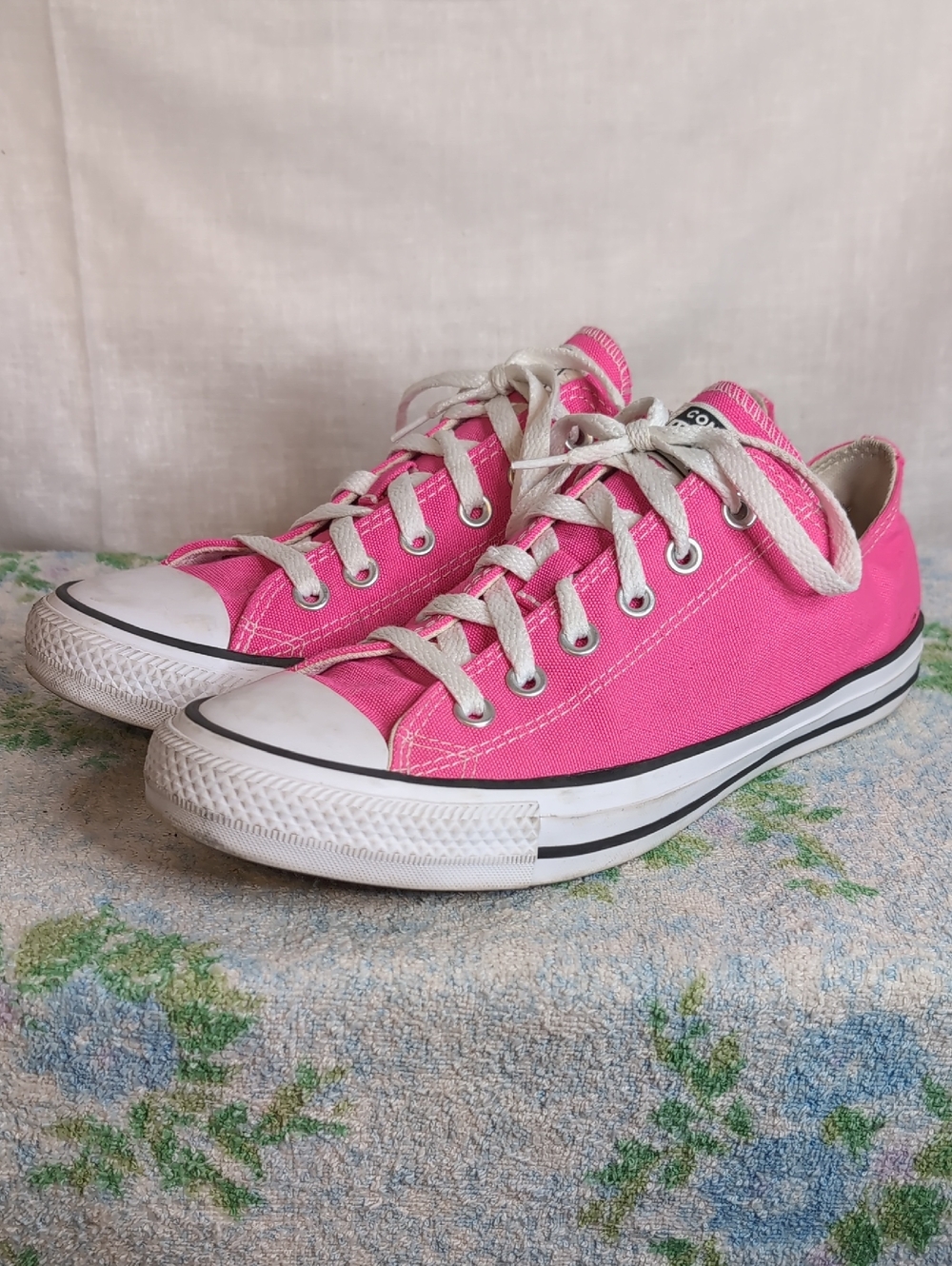 Hot Pink Lo-Top Canvas Converse sneakers womens 9